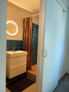 a bathroom with a sink and a shower at Apartment Villa Valentina in Noord