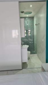 Koupelna v ubytování appartement de luxe front mer à DAR BOUAAZA + 15 fotografií