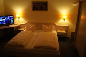
Ein Bett oder Betten in einem Zimmer der Unterkunft Hotel Drei Rosen
