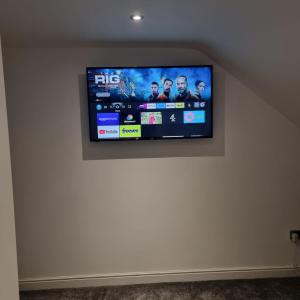 En tv och/eller ett underhållningssystem på Prescot Rooms
