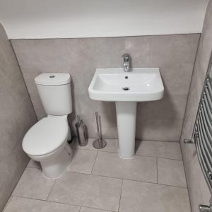 Prescot Rooms tesisinde bir banyo