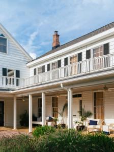 Una gran casa blanca con balcón. en Wylder Hotel - Tilghman Island, en St. Michaels