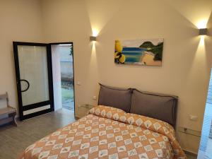 - une chambre avec un lit et une vue sur l'océan dans l'établissement Camera Nta Cantunera, à San Biagio