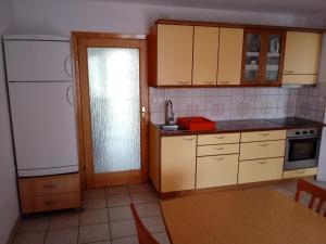 Kuchyň nebo kuchyňský kout v ubytování APARTMAN PALMA