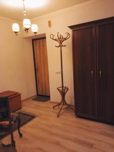 een kamer met een paal in de hoek van een kamer bij Apartamentai in Tauragė