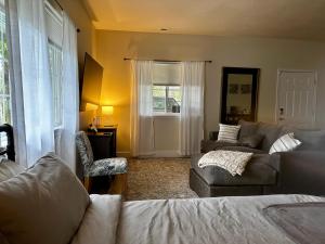 Sonia's Guest Suite in Montesano-Gateway to Olympic National Park في Montesano: غرفة معيشة مع سرير واريكة ونافذة