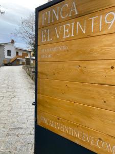 una cerca de madera con una señal que lee finza elvira vienna en Finca el Veinti9, en Navacerrada