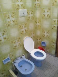 a bathroom with a blue toilet and a bidet at Chalet los Abuelos in La Falda