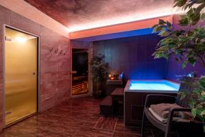 ブラチスラヴァにあるプレミアム ビジネス ホテル ブラチスラヴァのバスルーム(バスタブ付)が備わります。