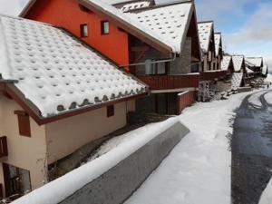 a row of houses covered in snow at Spacieux appartement 37M2-T3-RDC-6 personnes-100m remontées in Valmeinier