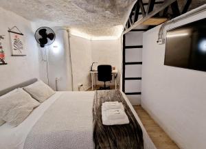 A bed or beds in a room at BONITA CASA CUEVA CON JACUZZI