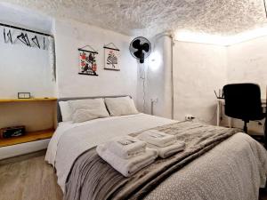A bed or beds in a room at BONITA CASA CUEVA CON JACUZZI