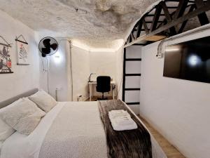A bed or beds in a room at BONITA CASA CUEVA CON JACUZZI