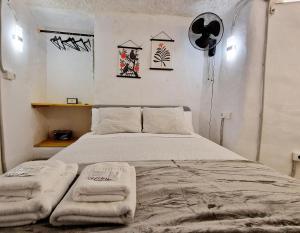 A bed or beds in a room at BONITA CASA CUEVA CON JACUZZI