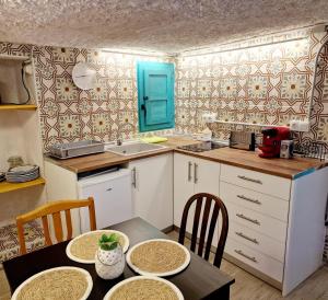 A kitchen or kitchenette at BONITA CASA CUEVA CON JACUZZI