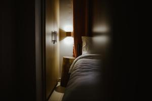 A bed or beds in a room at Le Petit Jardin #2