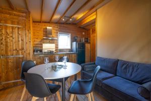 Posezení v ubytování Glamping Terre & Mer