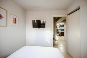 A television and/or entertainment centre at Le Petit Jardin #2