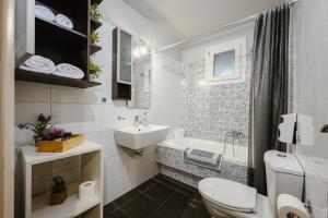 A bathroom at Le Petit Jardin #2