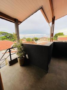 a balcony with a view of the ocean at Casa do Henrique 2 in Sorocaba