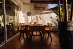 een eetkamer met een tafel en stoelen op een balkon bij Roque-House in Adeje