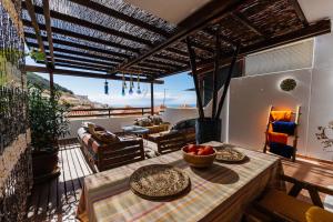 een woonkamer met een tafel en een balkon bij Roque-House in Adeje