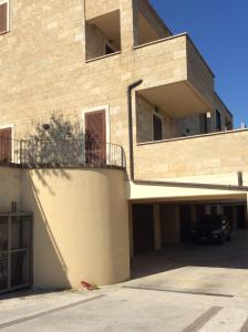 ein Gebäude mit einem Balkon auf der Seite in der Unterkunft La casa di Armando in San Gemini