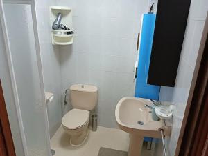 ein kleines Badezimmer mit Toilette und Waschbecken in der Unterkunft Piso A Capela con vistas al mar in Fisterra + 39 Fotos