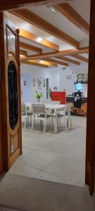 uma sala de jantar com uma mesa e cadeiras num quarto em Hostel Welcome Benidorm em Benidorm