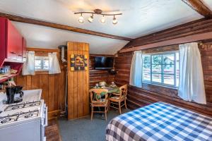 Kuchyň nebo kuchyňský kout v ubytování Log Cabin Motel