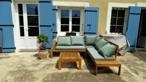 a patio with two couches and a coffee table at Lou pinsan in Camaret-sur-Aigues