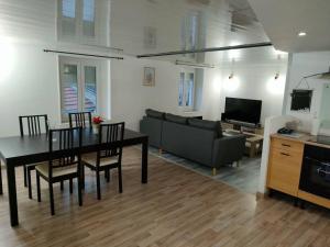 salon ze stołem i kanapą w obiekcie A la porte des vosges w mieście Raon-lʼÉtape