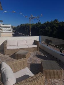 um sofá sentado no topo de um telhado em Beachfront House em Málaga