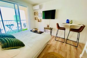 Televízia a/alebo spoločenská miestnosť v ubytovaní L'Escapade forestière - coeur de ville avec terrasse