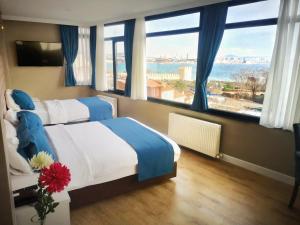 Postel nebo postele na pokoji v ubytování Cape Palace Hotel