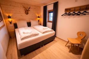 מיטה או מיטות בחדר ב-Westendorf Mountain Lodge Gamsspitz