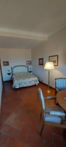 1 dormitorio con 1 cama, mesa y sillas en Poggio alla Scaglia, en Florencia