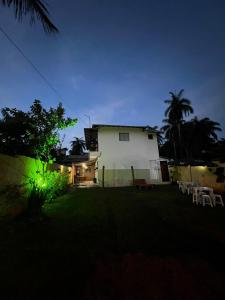 una casa con un patio iluminado por la noche en Nova Beco das Cores Flats e Pousada, en Serra do Cipo
