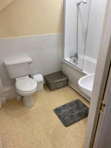 uma casa de banho com um WC, uma banheira e um lavatório. em 2 bed cosy apartment in heart of Mullingar. em Mullingar