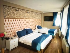 Postel nebo postele na pokoji v ubytování Cape Palace Hotel