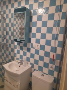 uma casa de banho com um lavatório, um WC e um espelho. em Beachfront House em Málaga