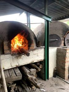 un horno con fuego en su interior en Casa de Campo Nuestra Tierra, en Quito