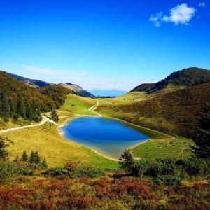 widok na górskie jezioro na wzgórzach w obiekcie Seosko domaćinstvo Miko Merdović w mieście Berane