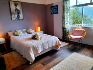 ein Schlafzimmer mit einem Bett, auf dem ein Teddybär liegt in der Unterkunft Sea Mountain House in Machico