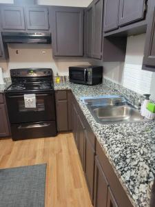 A kitchen or kitchenette at Apartment 1 mile away from UTRGV