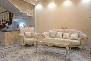 sala de estar con sofá y 2 sillas en Казахстан 13 en Tashkent