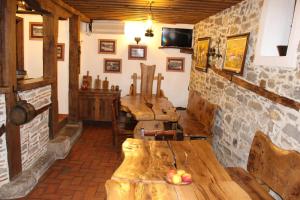 Habitación con una mesa de madera con manzanas. en Guest House The Old Lovech en Lovech