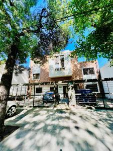 una casa con coches aparcados delante de ella en Emilio 81 en Mendoza