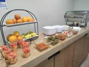 un buffet con frutas y verduras en un mostrador en Capital Hotel en Monclova