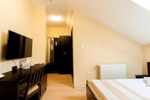 TV a/nebo společenská místnost v ubytování Astoria Hotel & Restaurant